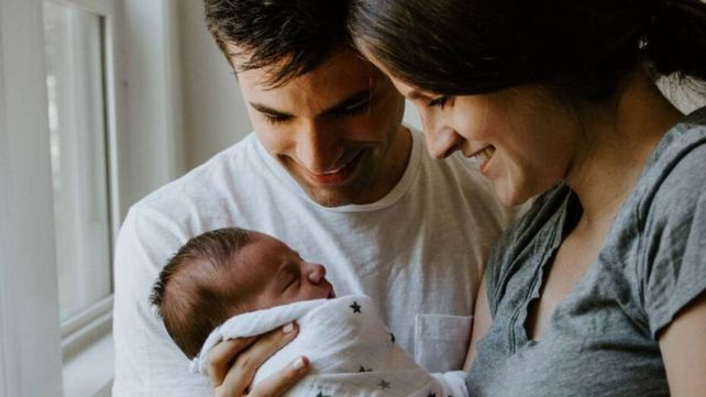El Congreso empieza a debatir la extensión de licencias por maternidad y paternidad