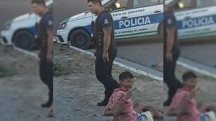 Un cuidacoches le gatilló en la cabeza a un policía, que se salvó por el seguro del arma