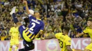 Tremenda pirueta de Carlos Quintana para el 1 a 0 de Central en Copa Libertadores. Superó a Juan Antonio Pizzi.