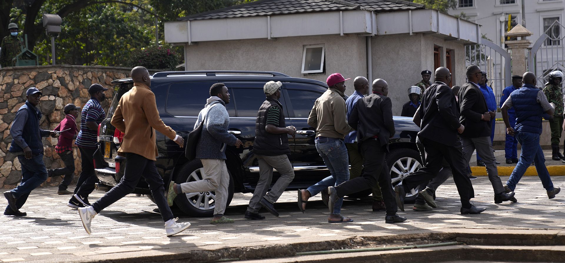 Partidarios del candidato presidencial de Kenia, Raila Odinga, corren junto al automóvil después de pronunciar un discurso en la sede de su campaña en el centro de Nairobi, Kenia, el martes 16 de agosto de 2022. Kenia está en calma un día después de que el vicepresidente William Ruto fuera declarado ganador de la estrecha elección presidencial sobre la figura opositora Raila Odinga.