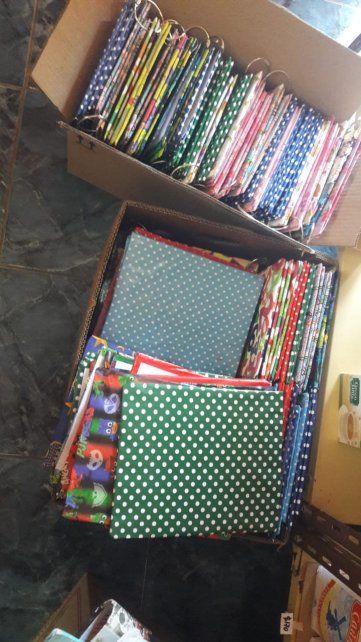 En Santa Elena una mujer hace carpetas de cartón para regalar a los chicos