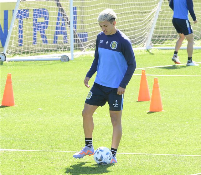 Tobías Cervera no es 9 definido, pero será la principal alternativa a Bianchi. Fue al banco ante Talleres, pero no ingresó.