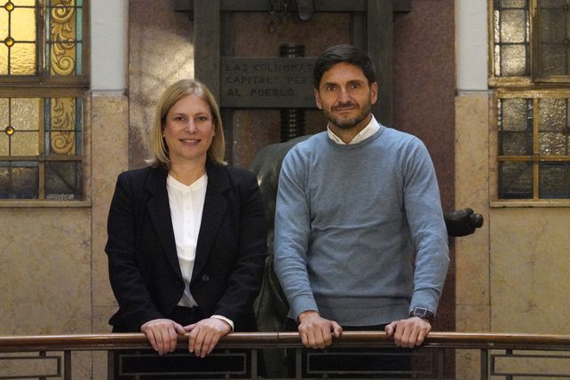 Foto de archivo. El gobernador electo Maximiliano Pullaro y su compañera de fórmula Giselia Scaglia dieron una conferencia de prensa este lunes en Rosario.&nbsp;