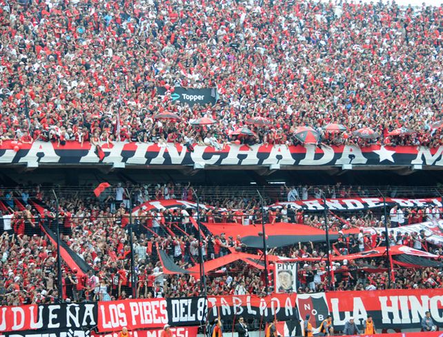 Interna en la barra brava de Newells: balaceras y extorsiones para copar la tribuna.