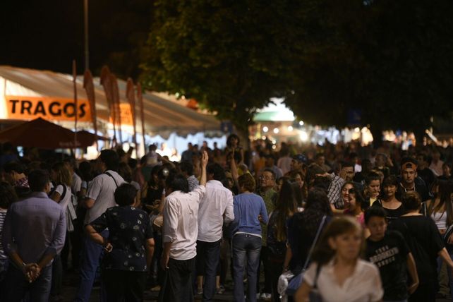 Miles de rosarinos ya disfrutan de la Fiesta de Colectividades. 