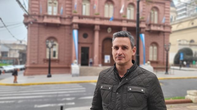 Seisas es precandidato a Senador por Arriba Rosario.