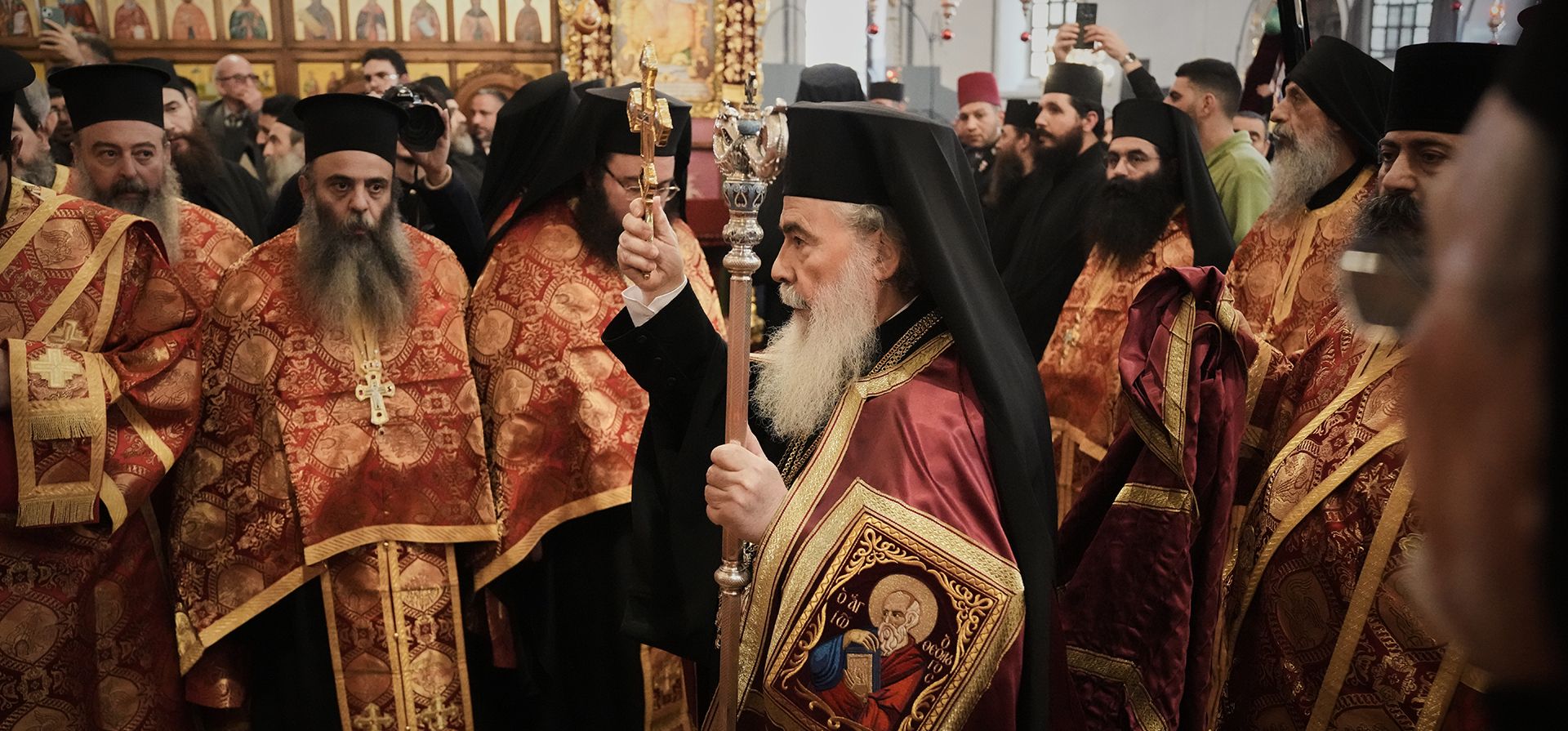 El patriarca ortodoxo griego de Tierra Santa, Teófilos III (centro), asiste a un servicio navideño ortodoxo en la Iglesia de la Natividad, considerada tradicionalmente el lugar de nacimiento de Jesucristo, en Belén, Cisjordania, el martes 6 de enero de 2026. (Foto AP/Mahmoud Illean) El patriarca ortodoxo griego de Tierra Santa, Teófilos III (centro), asiste a un servicio navideño ortodoxo en la Iglesia de la Natividad, considerada tradicionalmente el lugar de nacimiento de Jesucristo, en Belén, Cisjordania, el martes 6 de enero de 2026. (Foto AP/Mahmoud Illean)