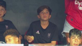 Thiago Messi disfrutó del partido de Newell´s contra Independiente en el Coloso Marcelo Bielsa