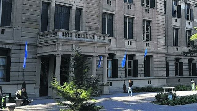 la plata. La adolescente se suicidó en el Colegio Nacional.