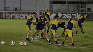 Enzo Copetti (de frente) se recuperó de un cuadro de gastroenterocolitis, entrenó este martes y se espere que sea titular en Central.