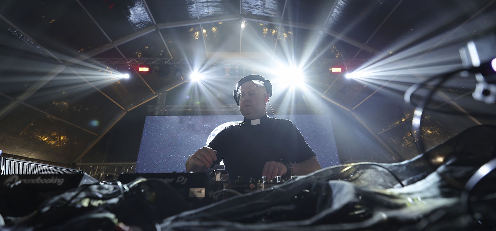 El sacerdote católico romano Guilherme Peixoto toca un set, junto con la Banda Sinfónica del Ejército Portugués, durante las celebraciones del Día del Ejército en Viana do Castelo, norte de Portugal, el jueves 26 de octubre de 2023. Peixoto planea continuar mejorando sus habilidades como DJ para acercar a un cristiano mensaje a audiencias que tal vez nunca hayan oído hablar de Jesús. (Foto AP/Miguel Ángel Pereira) El sacerdote católico romano Guilherme Peixoto toca un set, junto con la Banda Sinfónica del Ejército Portugués, durante las celebraciones del Día del Ejército en Viana do Castelo, norte de Portugal, el jueves 26 de octubre de 2023. Peixoto planea continuar mejorando sus habilidades como DJ para acercar a un cristiano mensaje a audiencias que tal vez nunca hayan oído hablar de Jesús. (Foto AP/Miguel Ángel Pereira)