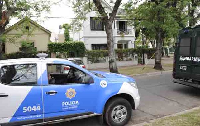 Un policía tenía un arma con la que habrían atacado la casa de Bonfatti