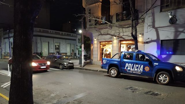Un automóvil chocó a un cadete de delivery en pleno centro rosarino