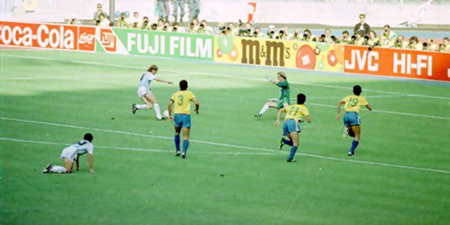 Momento histórico en octavos de final: en Italia90