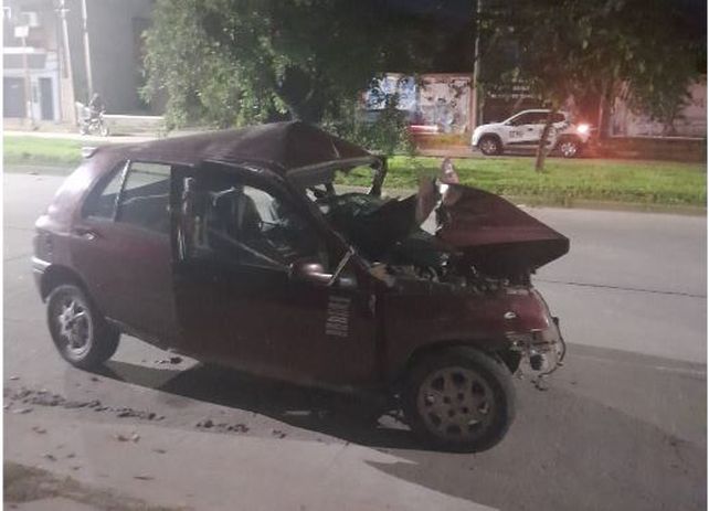 Murió el conductor de un auto que chocó contra una columna de alumbrado en avenida Gorriti y Facundo Zuviría