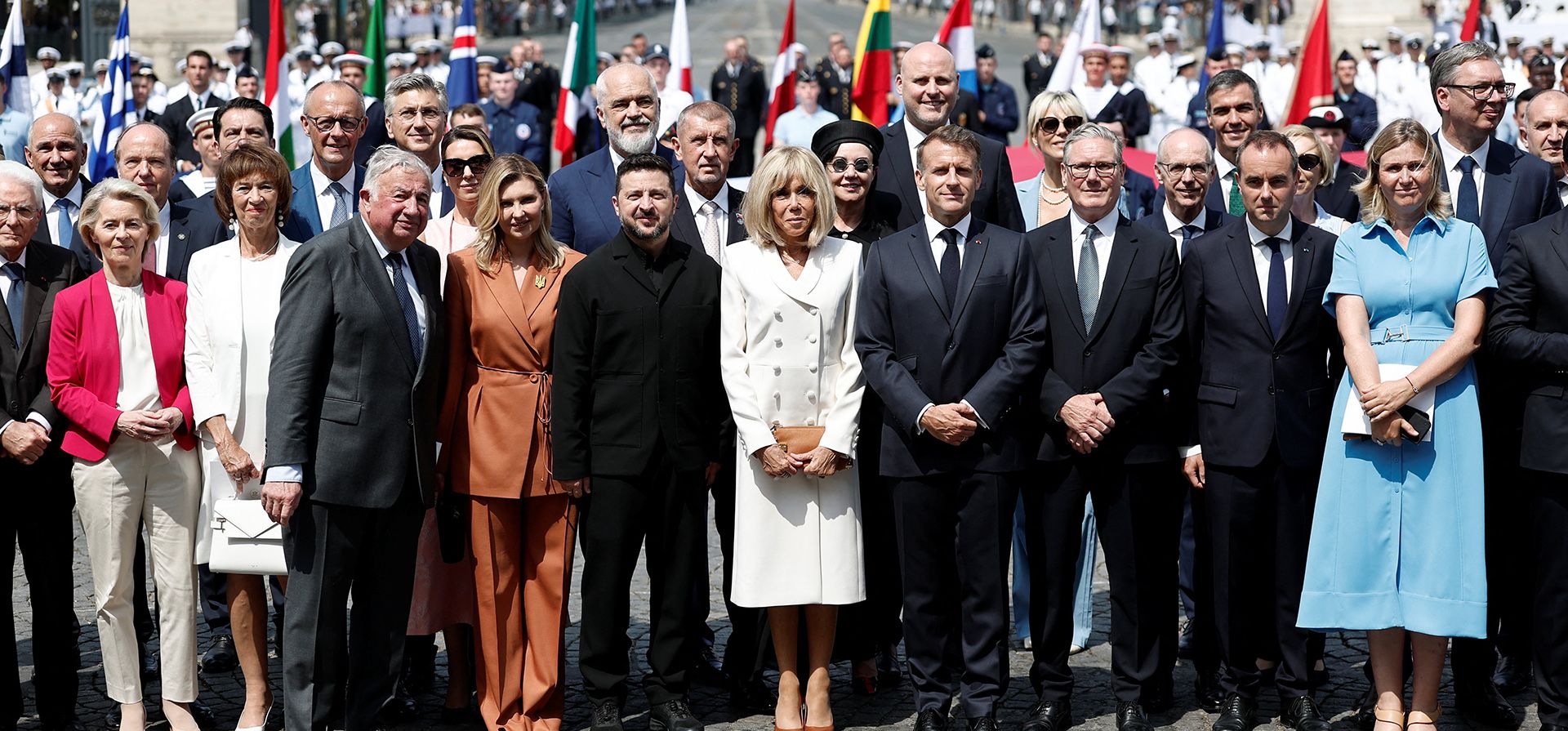 El presidente francés Emmanuel Macron y su esposa Brigitte Macron, el presidente de Ucrania Volodymyr Zelenskyy y su esposa Olena Zelenska, jefes de Estado y de Gobierno de la Coalición de los Voluntarios, la presidenta de la Asamblea Nacional Yael Braun-Pivet y el presidente del Senado Gerard Larcher posan para una foto de familia tras el desfile militar anual del Día de la Bastilla en la Plaza de la Concordia en París, Francia, el martes 14 de julio de 2026. (Foto de Benoit Tessier/Pool vía AP) El presidente francés Emmanuel Macron y su esposa Brigitte Macron, el presidente de Ucrania Volodymyr Zelenskyy y su esposa Olena Zelenska, jefes de Estado y de Gobierno de la Coalición de los Voluntarios, la presidenta de la Asamblea Nacional Yael Braun-Pivet y el presidente del Senado Gerard Larcher posan para una foto de familia tras el desfile militar anual del Día de la Bastilla en la Plaza de la Concordia en París, Francia, el martes 14 de julio de 2026. (Foto de Benoit Tessier/Pool vía AP)