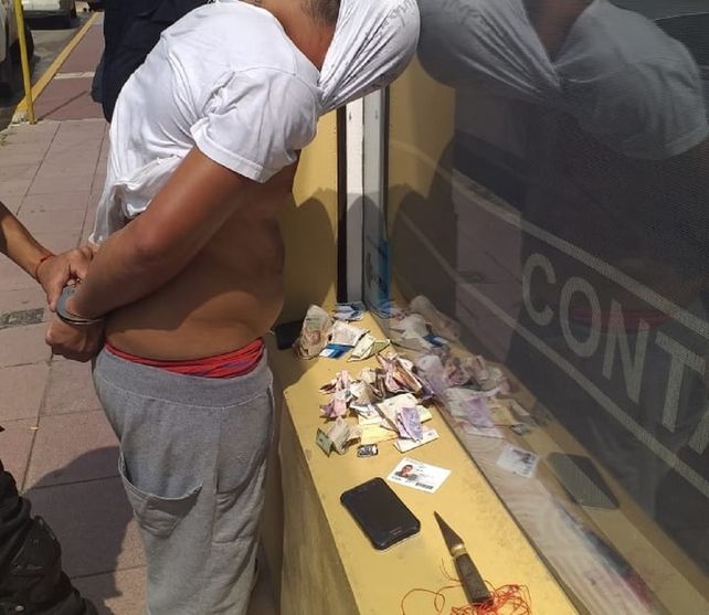 El delincuente con la playa sustraída y el arma blanca que utilizó.&nbsp;