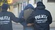 Abusó de una joven ante sus hijos