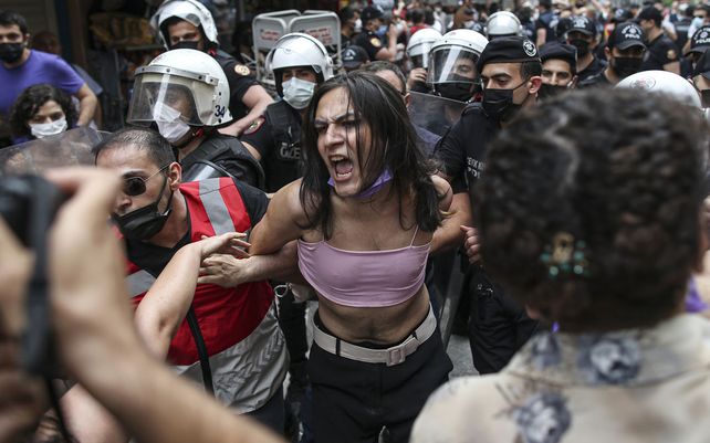 Manifestantes son detenidos por la policía en el centro de Estambul. La policía utilizó gas lacrimógeno para dispersar a la multitud y detuvo a decenas de activistas LGTBI mientras cientos desafiaban la prohibición de organizar un evento de orgullo gay.