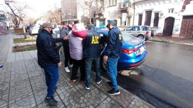 Se trata del dueño del servicio de gastronomía que en 2019 estafó a colegios y padres por recepciones y fiestas de 15. Tiene decenas de denuncias por estafas