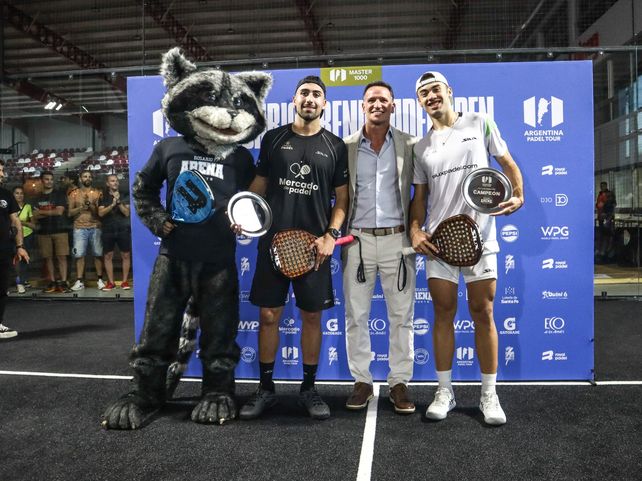 La premiación con Toti al lado de los campeones y Lisandro Borges de la organización.