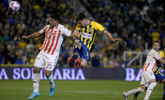 Antes de Unión, Almada jugó contra Racing. Arrancó como lateral y terminó como central.