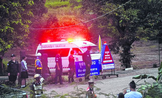 Operativo. Una ambulancia deja la zona de la cueva Tham Luang transportando alguno de los chicos.