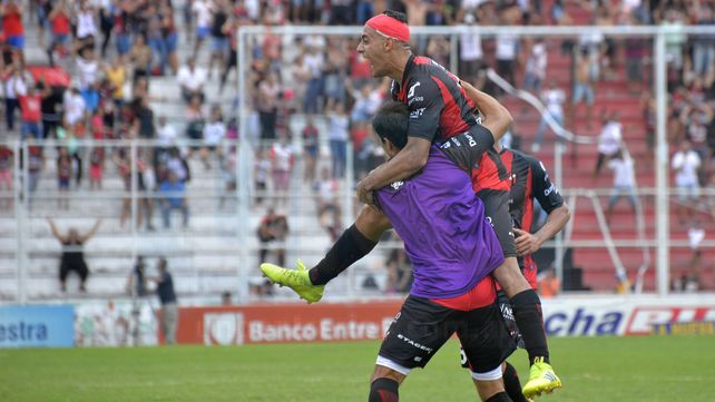 Patronato ganó 2 a 0 y acaricia la permanencia