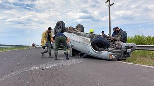 Espectacular derrape y vuelco en el Acceso Norte de Paraná