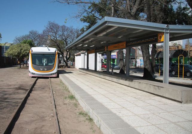 Corral y Randazzo acordaron que este miércoles comiencen las pruebas del Tren Urbano