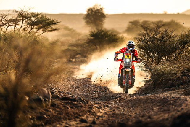 Rally Dakar: Benavides ganó la quinta etapa en motos y se acerca al líder de la general