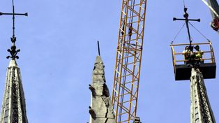 Retiraron de iglesia porte&ntilde;a una cruz de media tonelada que estaba por caerse
