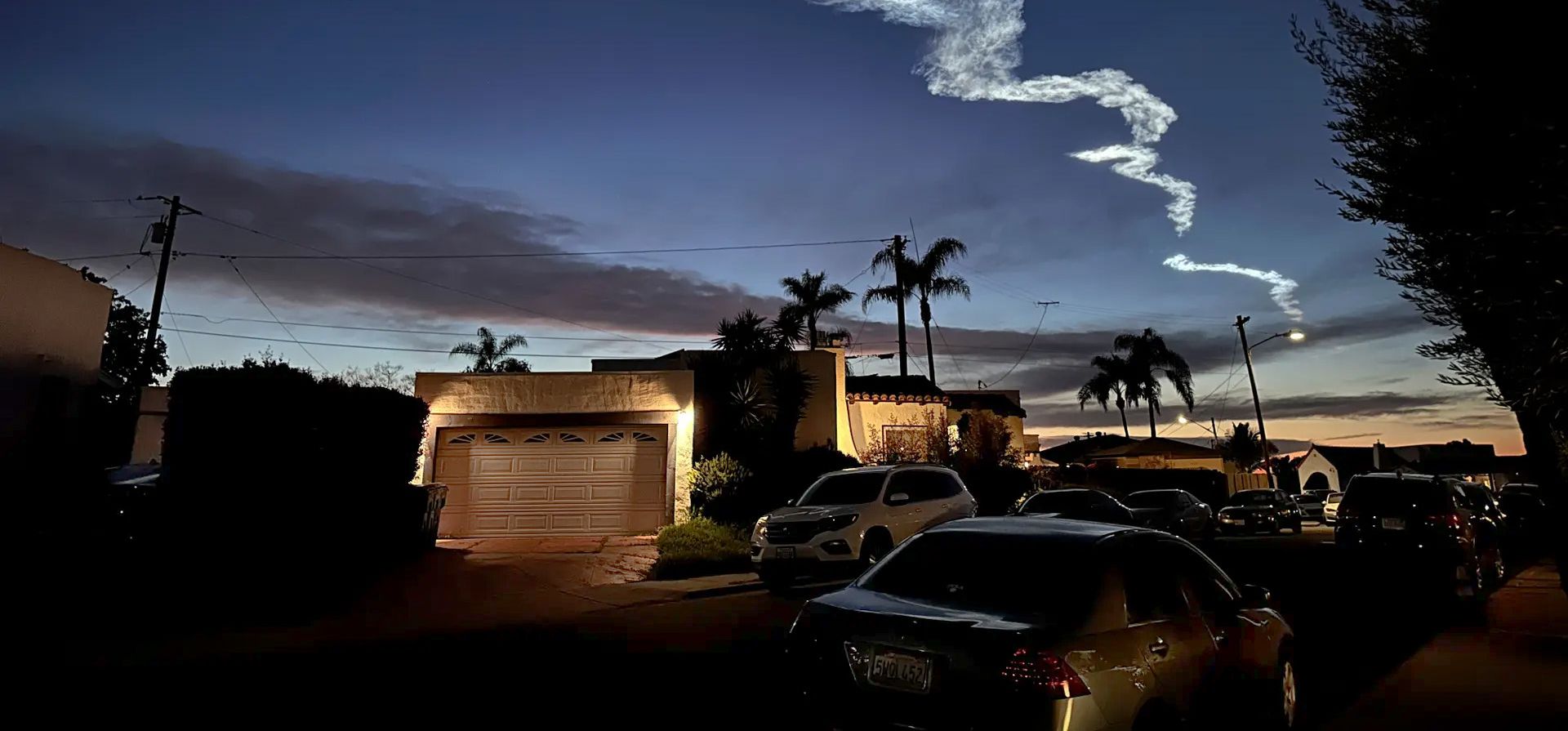Una estela de un cohete Falcon 9 de SpaceX lanzado sobre casas en California. El cohete, que transportaba satélites Starlink, fue lanzado desde la Base de la Fuerza Espacial Vandenberg, San Diego, Estados Unidos. Fotografía: Gregory Bull/AP Una estela de un cohete Falcon 9 de SpaceX lanzado sobre casas en California. El cohete, que transportaba satélites Starlink, fue lanzado desde la Base de la Fuerza Espacial Vandenberg, San Diego, Estados Unidos. Fotografía: Gregory Bull/AP
