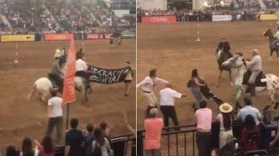 Activistas por los animales irrumpieron en una muestra y los echaron a rebencazos