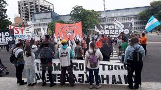 Integrantes de organizaciones sociales que sostienen merenderos y comedores comunitarios en Paraná marcharon a Casa de Gobierno este viernes por la mañana