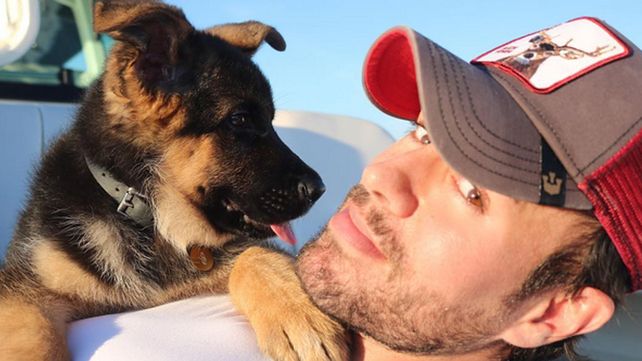 Las verdaderas razones por las que Enrique Iglesias nunca se saca la gorra