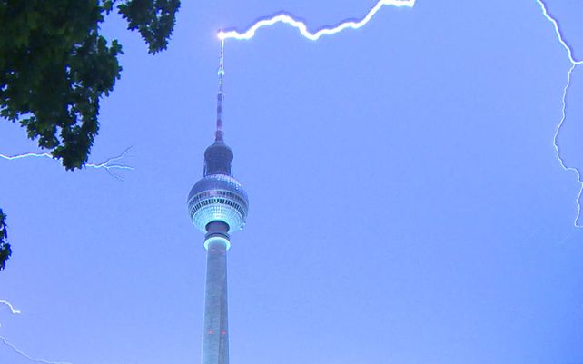 Un rayo cae sobre la parte superior de la torre de televisión en Berlín. Las tormentas provocaron inundaciones generalizadas en el centro de Alemania durante la noche