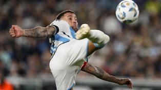 Otamendi la empalma para decretar el triunfo ante los guaraníes.
