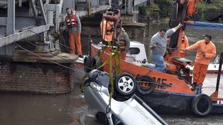 Buscan a un hombre y a su hijo tras la caída al Riachuelo del auto en el que circulaban
