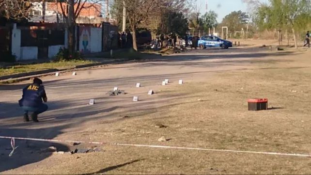 Escena del crimen de Graciela Carrizo, asesinada cuando estaba su hija embarazada en una placita del pasaje 544 y Bermúdez, en Molino Blanco. 