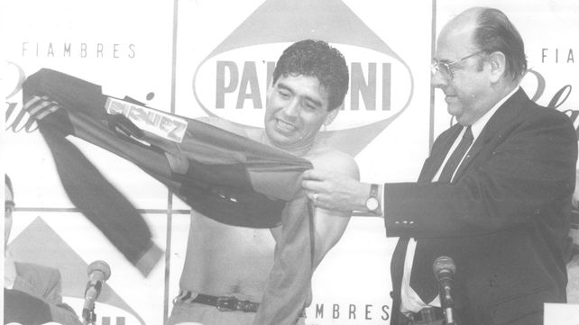 Maradona se calza por primera vez la camiseta de Newell´s&nbsp; ante la mirada orgullosa del presidente leproso Walter Cattáneo.&nbsp; 