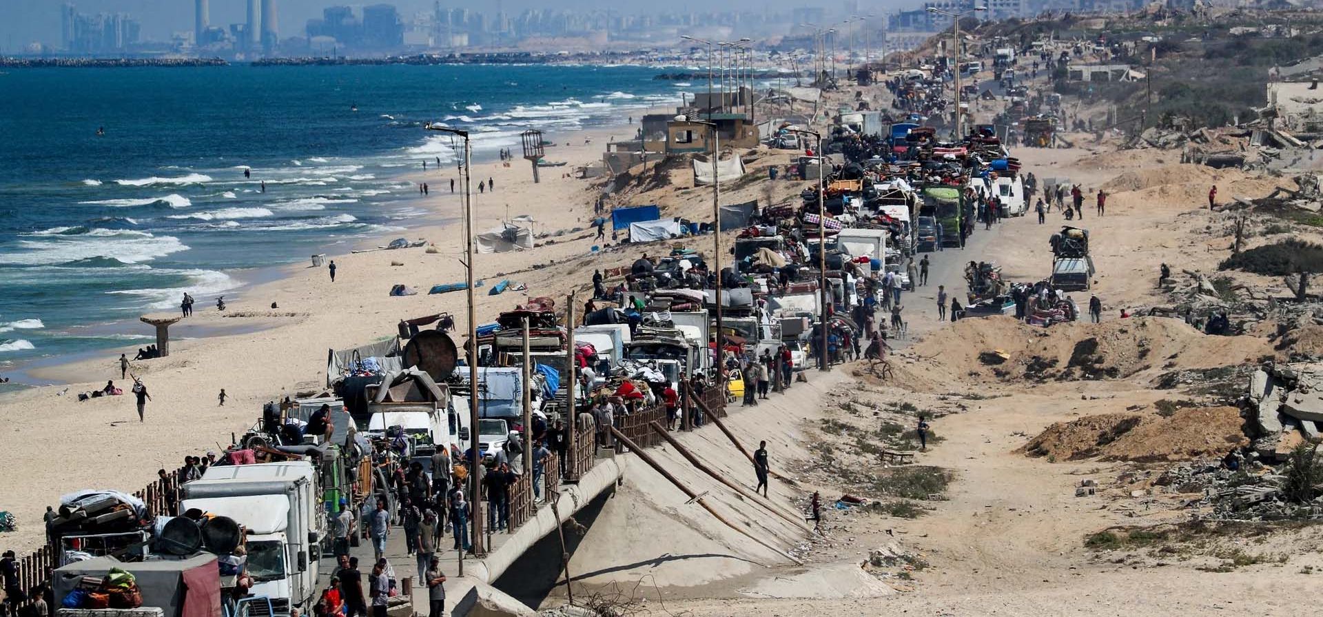 Palestinos desplazados huyen del norte de Gaza y se trasladan hacia el sur después de que Israel les ordenara abandonar la ciudad de Gaza. Fotografía: Mahmoud Issa/Reuters Palestinos desplazados huyen del norte de Gaza y se trasladan hacia el sur después de que Israel les ordenara abandonar la ciudad de Gaza. Fotografía: Mahmoud Issa/Reuters