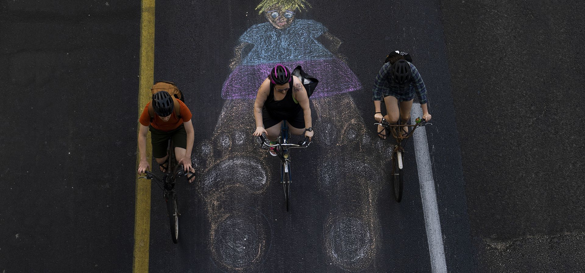 La gente anda en bicicleta en una carretera sin automóviles durante la festividad judía de Yom Kippur en Tel Aviv, Israel, el miércoles 5 de octubre de 2022. Los israelíes celebran Yom Kippur, o