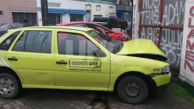 Fuerte choque entre dos autos en barrio Constituyentes
