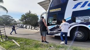Este jueves, los maleteros realizan un chequeo de todos los micros que entran y salen de la estación.