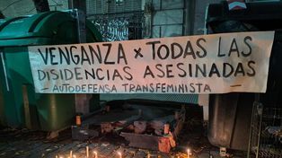 En repudio al crimen de odio, este miércoles por la noche hubo una vigilia en la puerta de la pensión donde dos parejas de mujeres lesbianas fueron atacadas con una bomba molotov