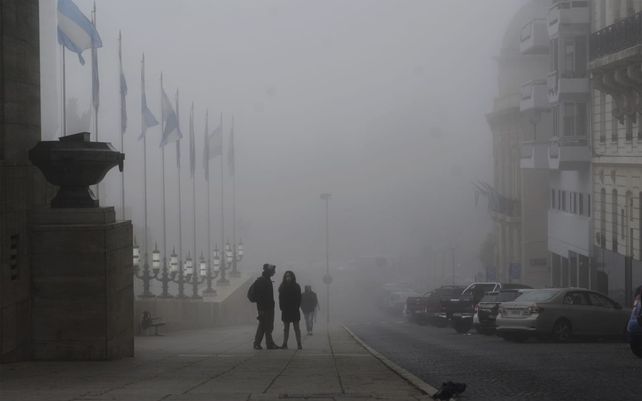 Este miércoles llegó con una densa niebla. El fenómeno estará presente durante casi toda la mañana.&nbsp;