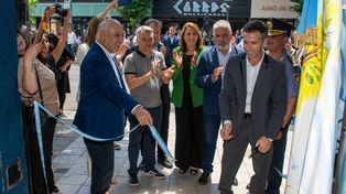 Autoridades y directivos durante la inauguración del nuevo edificio de telecomunicaciones de la firma Producciones Argentinas, en Villa Constitución.