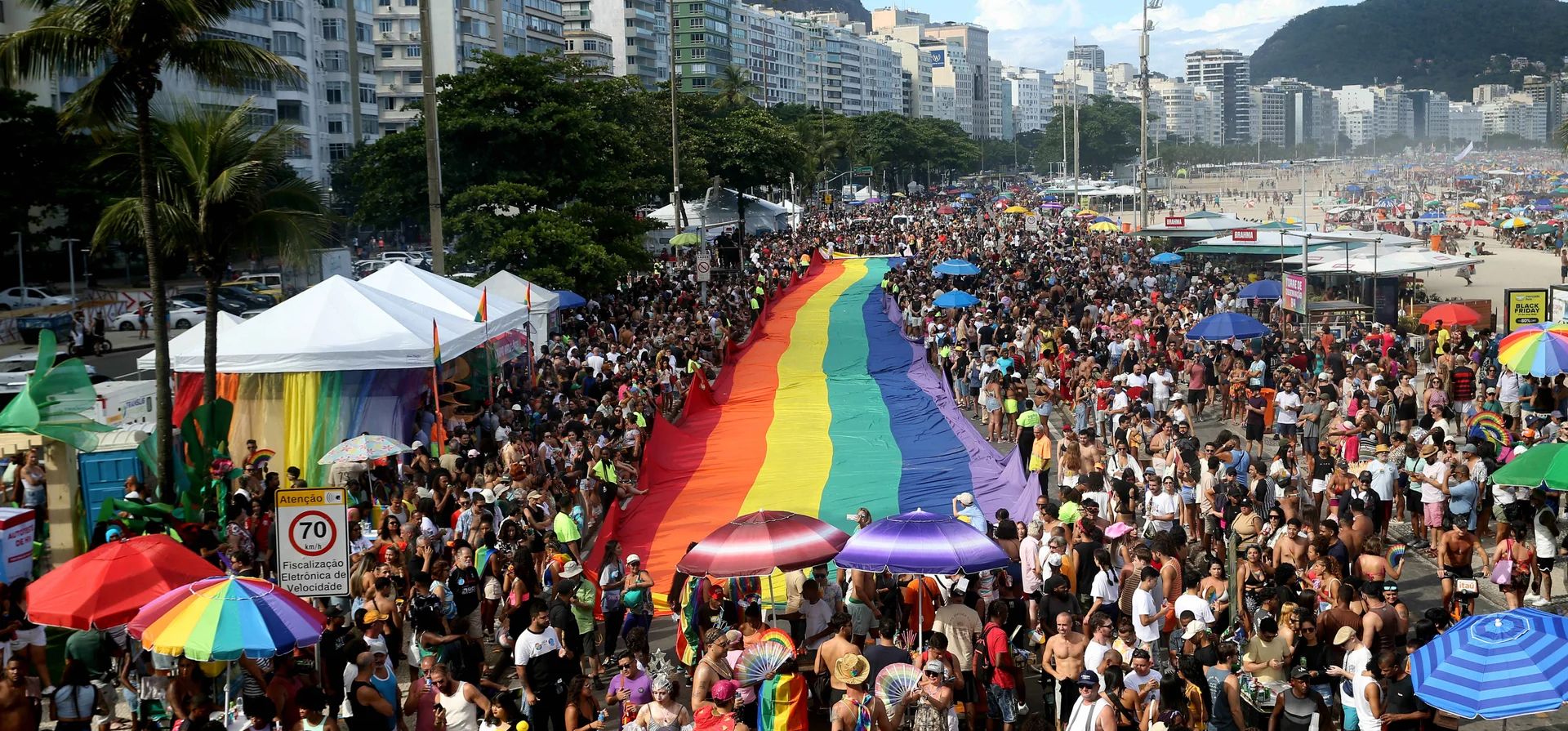 Decenas de miles de personas se reúnen para el desfile del Orgullo LGBTQ+ de Río 2024 en la playa de Copacabana, celebrando el tema Decenas de miles de personas se reúnen para el desfile del Orgullo LGBTQ+ de Río 2024 en la playa de Copacabana, celebrando el tema