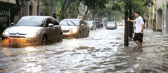 DE VEREDA A VEREDA. En escasos minutos la gran cantidad de lluvia caída detonó graves inconvenientes en diversos sectores de Rosario y complicó la circulación de vehículos.